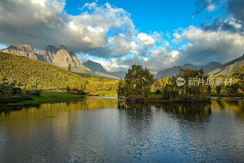 戏剧性的天空在湖上向Jonkershoek Stellenbosch